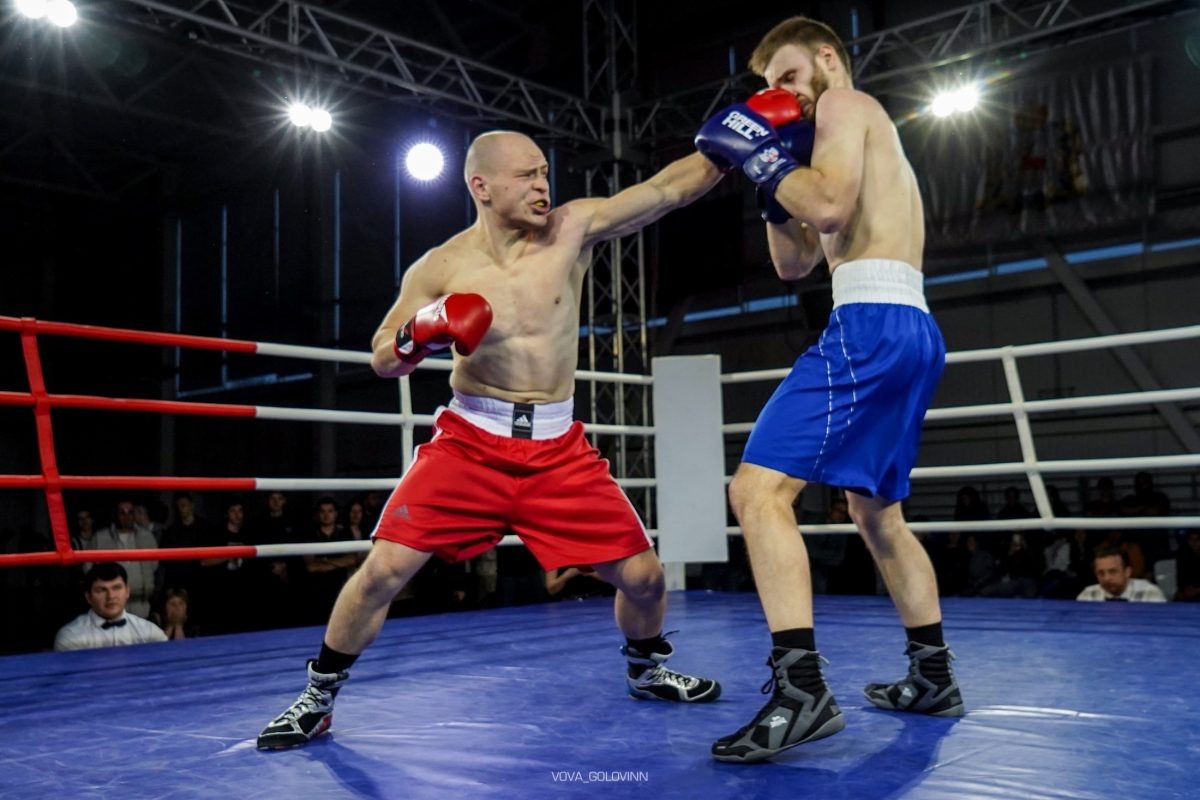    В дебютном турнире Tree of Life Boxing Challenge примет участие запечатлённый слева боксёр из Дзержинска Евгений Лебедев