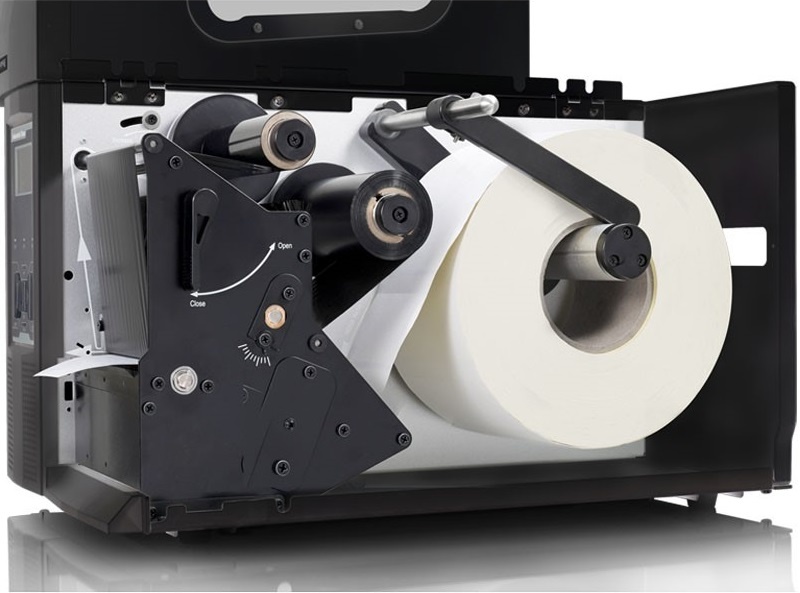 Втулка и намотка в принтере с рулоном самоклеющихся этикеток