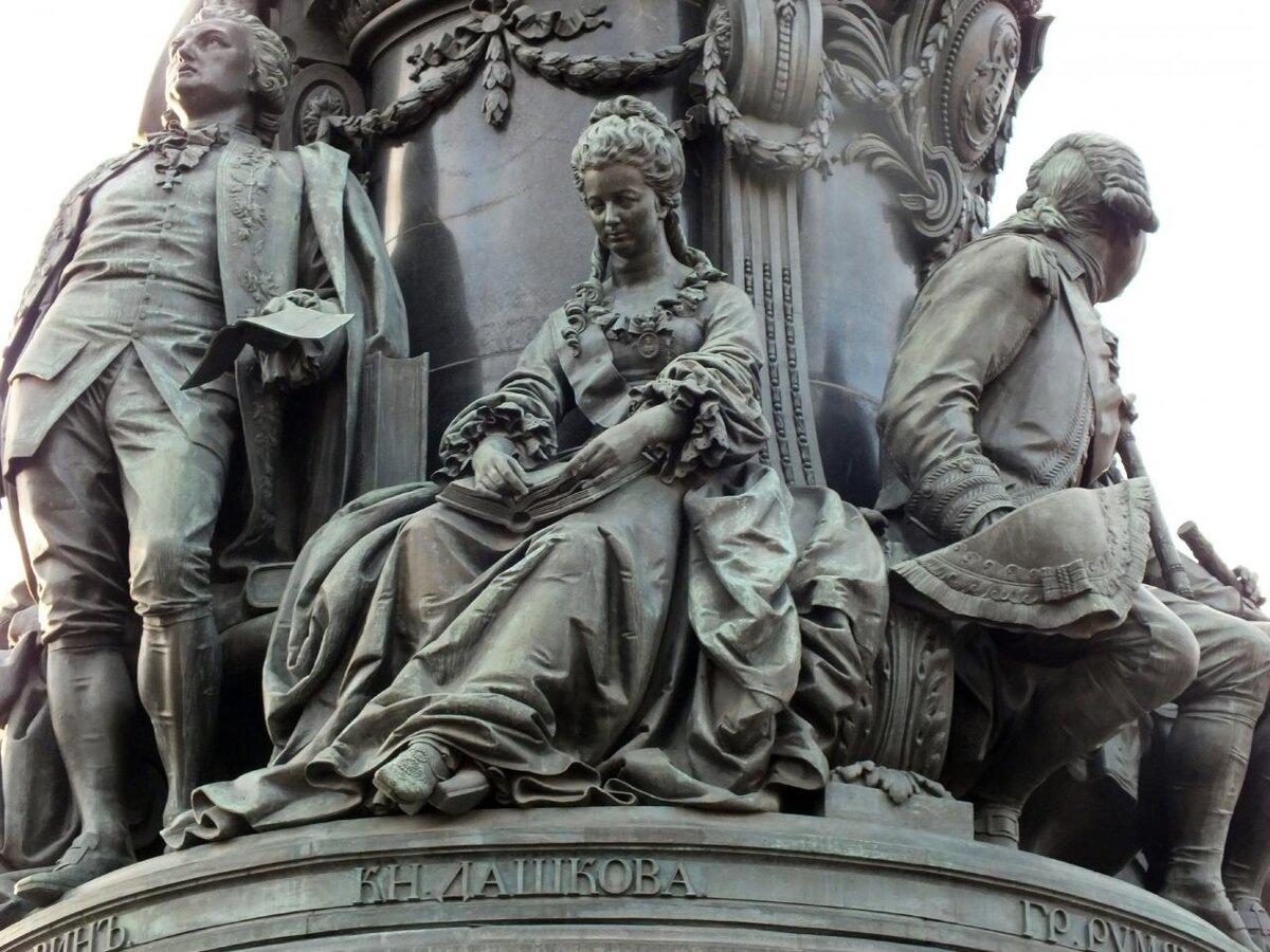 Княгиня Дашкова на памятнике Екатерине Великой в Новгороде. https://avatars.dzeninfra.ru/get-zen_doc/271828/pub_65f02f6d5900b63bb638f0fe_65f031ad4639123395646223/scale_1200