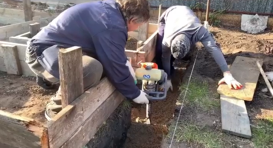 Бурим лунки для микросвай