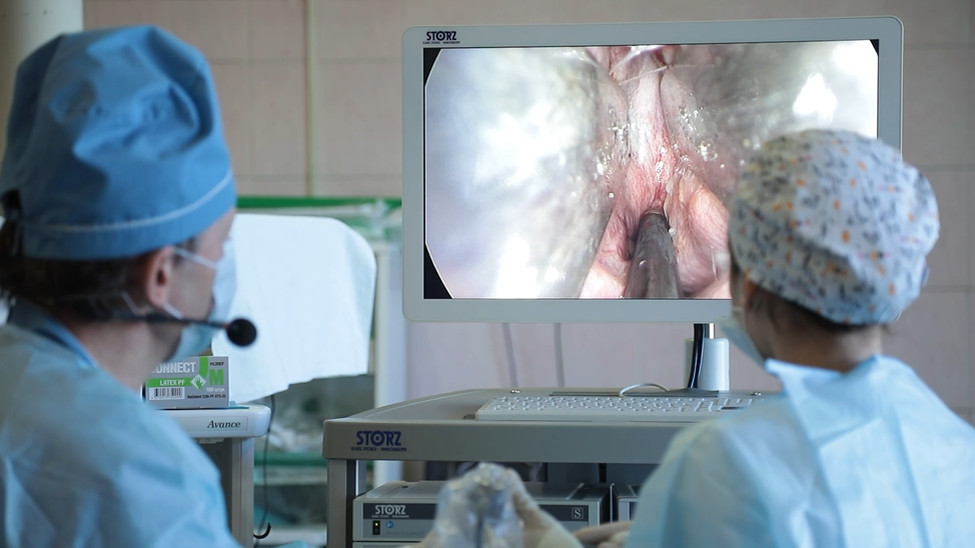 Профессор Владислав Юрьевич Черебилло во время трансляции показательной операции