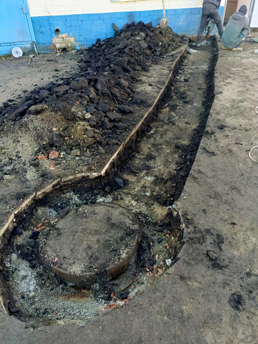 Разваливающийся люк с горловиной