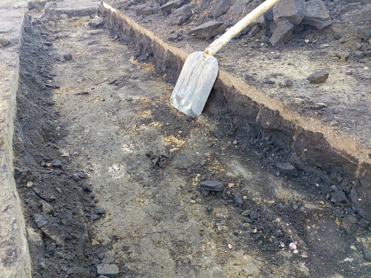 Толщина асфальта по сравнению с совковой лопатой