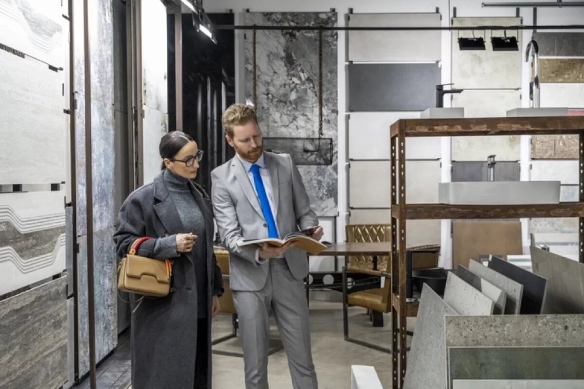    Тротуарная плитка — практичное решение для зон барбекю, детских площадок и даже автостоянки. Но здесь нужно обращать внимание на прочность материала.