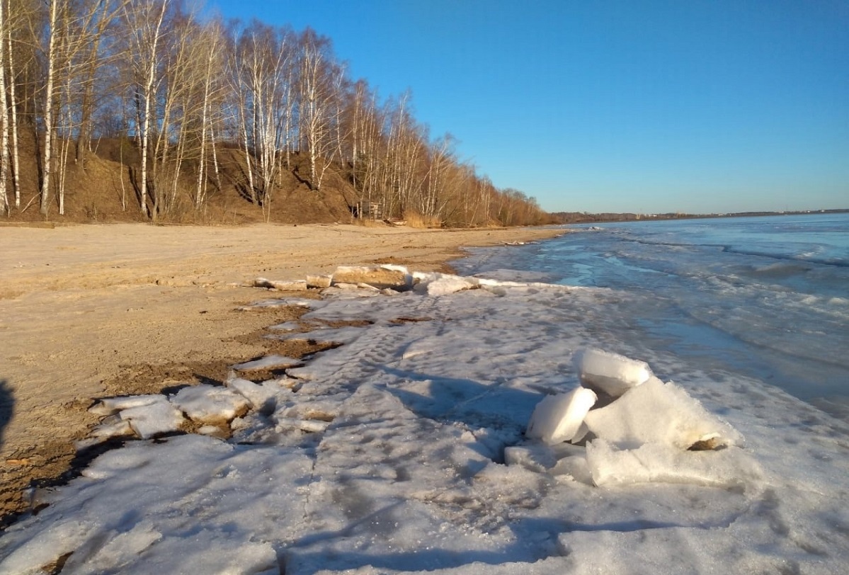    Жители гадают, куда исчезла вода с берега Горьковского моря