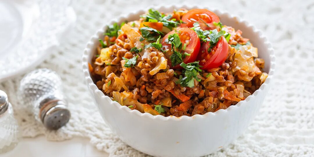 Гречка с капустой, тушенная на сковороде, пошаговый рецепт с фото на 220 ккал