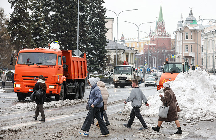    Уборка снега в центре столицы.Сергей Булкин/ТАСС