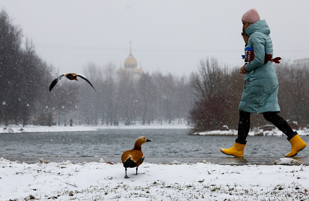 Апрельская зима в Москве — в фотоистории BFM.ru.    
 Фото: REUTERS/Юлия Морозова📷    В Москве выпал снег, очень много снега. Синоптики говорят, что местами его покров может достигать 20 сантиметров, и прогнозируют, что зима в Москве задержится до конца недели и даже дольше. При этом 1 апреля московским рестораторам разрешили открыть летние террасы, которые сейчас оказались невостребованными. В столице приостановлена аренда самокатов и велосипедов, коммунальные службы в экстренном порядке вышли на уборку города.
