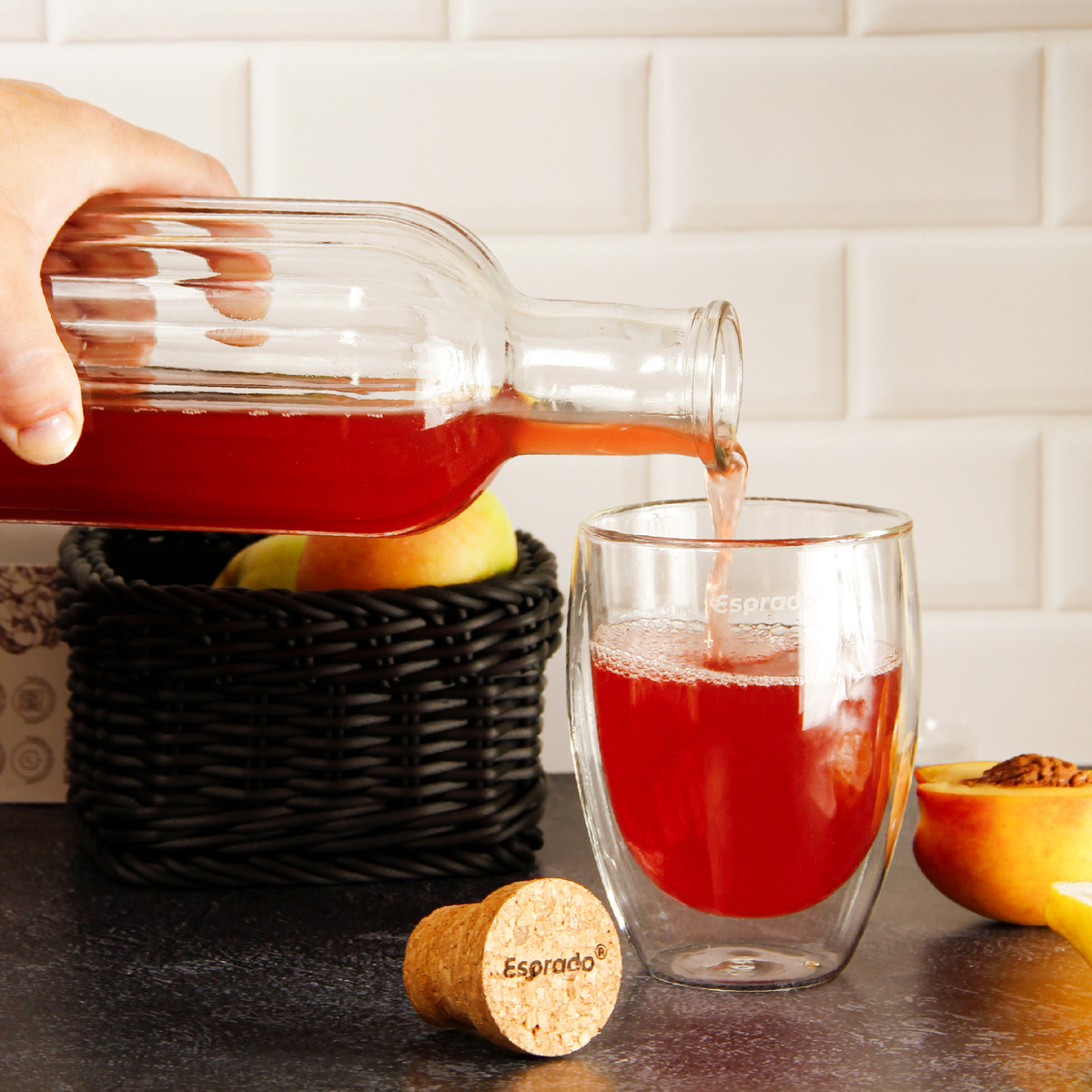 Кувшин Botella, стакан Koda,  на заднем плане черная корзинка Costura