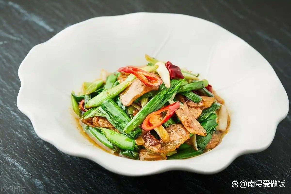 Жареная свинина с ростками чеснока - 蒜苗炒肉 (suànmiáo chǎo ròu). Источник изображения: baidu.com