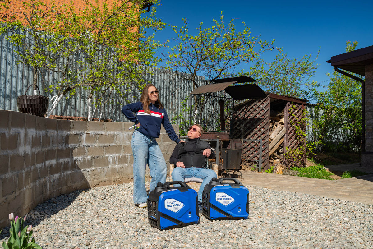 Купить два генератора? Почему нет! Один для себя, второй с электростартером для того, чтобы домашним было легче его запускать. Тем более, что их мощности можно объединить и подключить параллельно. И вот у вас уже двойная сила!