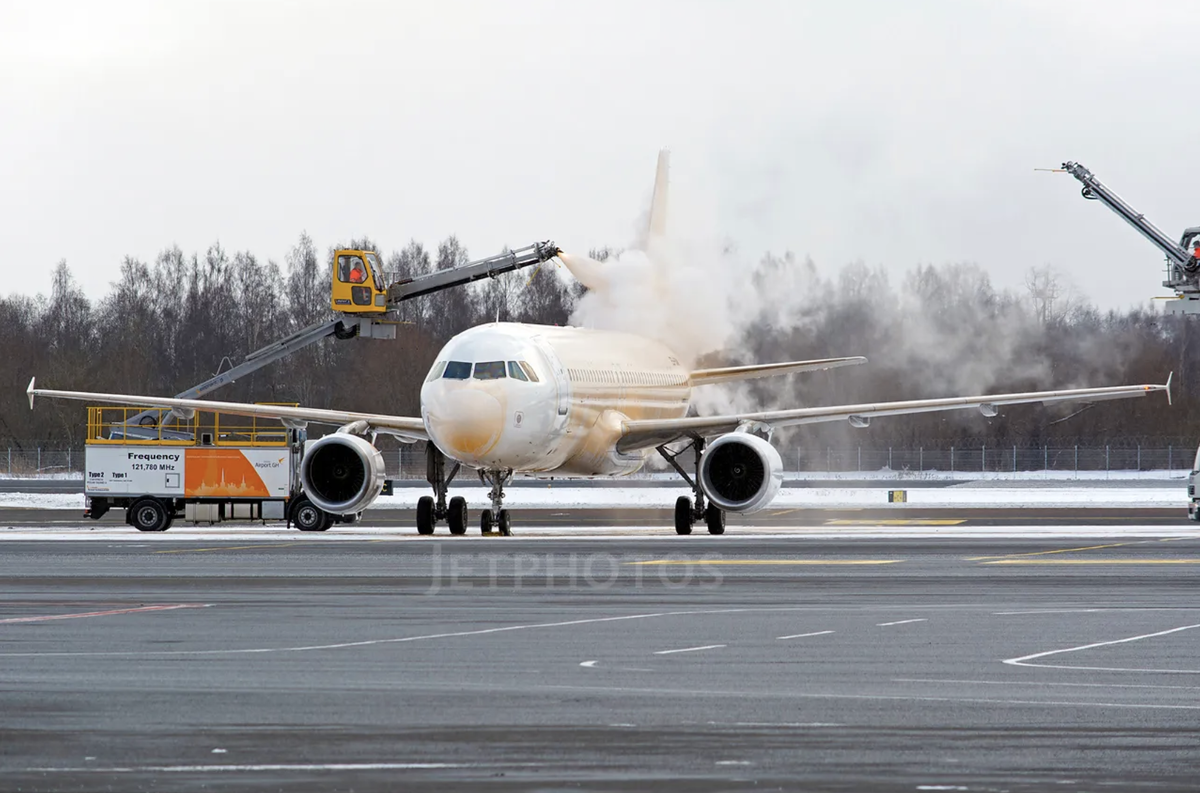 ES-SAN, самолёт, участвовавший в катастрофе, на снимке за неделю до происшествия. (Евгений Иванов)