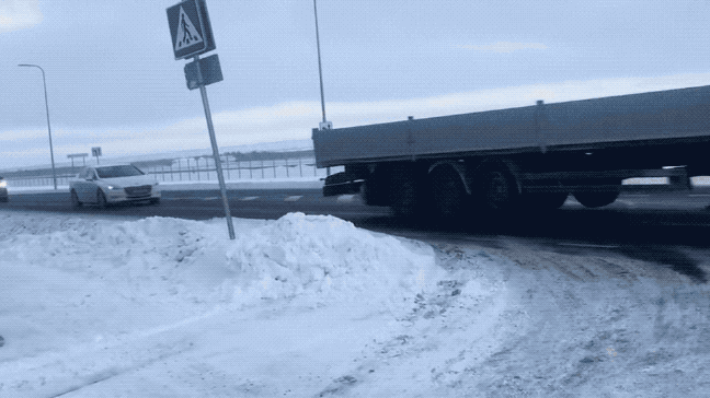 На этом видео, снятом очевидцами, запечатлено приземление и выкат самолёта рейса 9001.