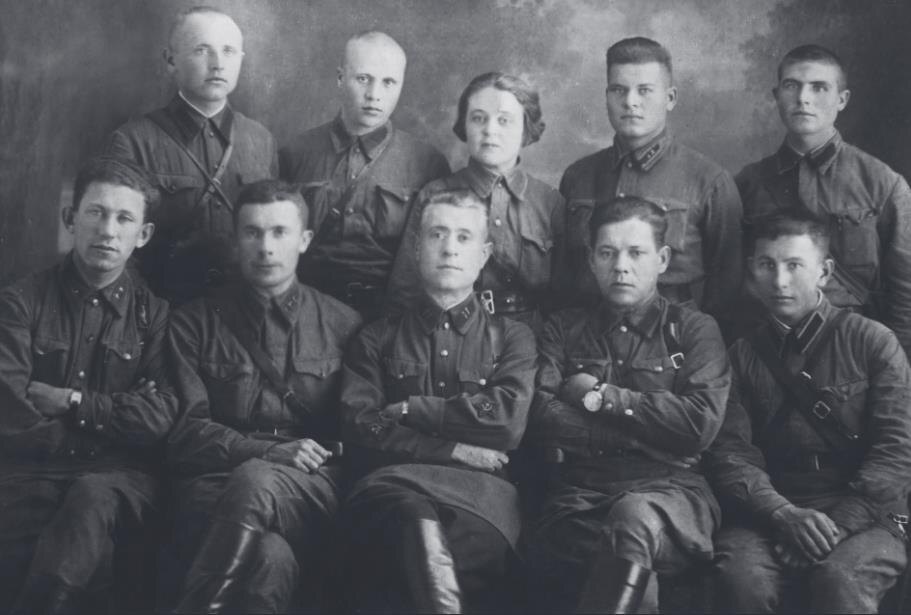 Группа военнослужащих 249-го полка конвойных войск НКВД. Город Одесса, 1941 год.
В первом ряду второй слева – командир 1-го батальона И.Д. Кришевский, в центре – комиссар В.А. Клименко
Фото из фондов Центрального музея войск национальной гвардии Российской Федерации