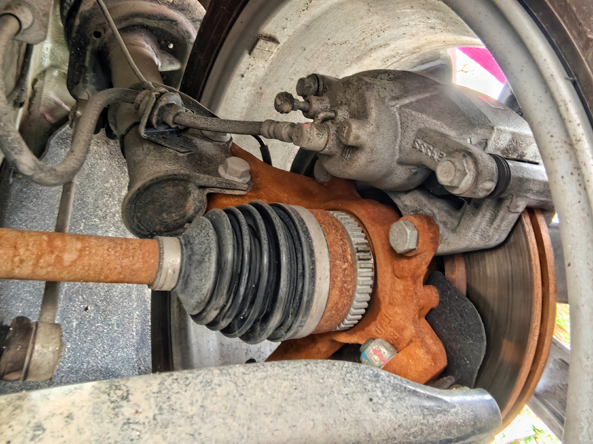 Ржавые детали на новой Ладе Весте