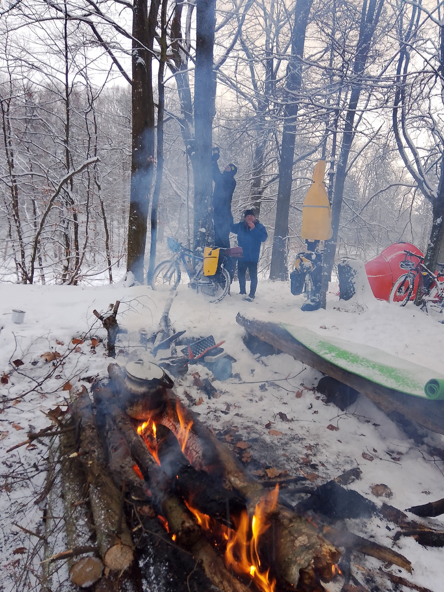 Костер в лесу. Тип "Лодья" - орит долго, даёт много тепла.