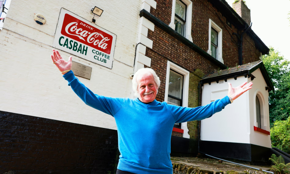 Пит Бест в Casbah Club в Западном Дерби, Ливерпуль, где Beatles начали свою карьеру. Он и его брат наново открыли клуб как Airbnb с номерами, названными в честь участников группы. Фотография: Christopher Thomond/The Guardian