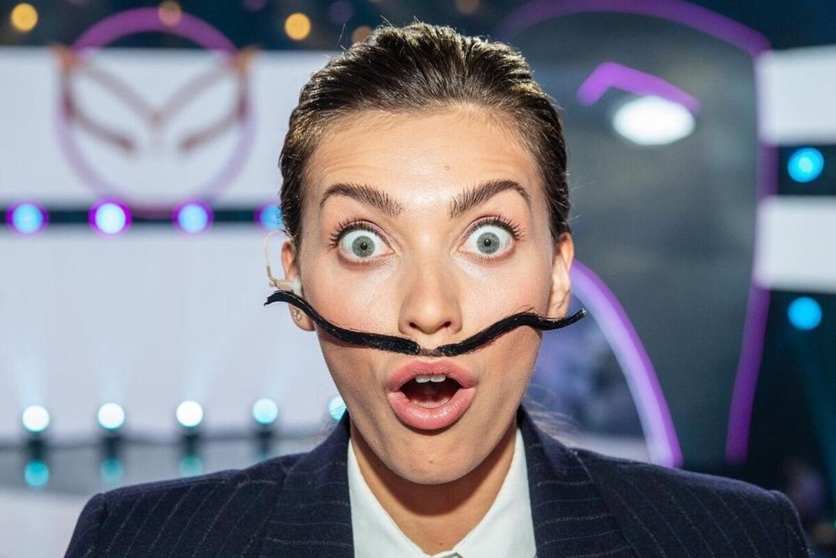 Регина Петровна Тодоренко — украинская и российская телеведущая, блогерша, певица, актриса дубляжа. Фото из доступных сервисов интернета на шоу «Маска» — музыкальное телешоу, являющееся российской адаптацией международного формата Masked Singer[англ.] компании Munhwa Broadcasting Corporation. 