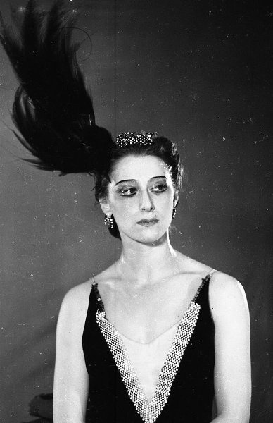 Солистка балета Большого театра Майя Плисецкая в партии Одиллии в балете Петра Чайковского «Лебединое озеро». Семен Мишин-Моргенштерн, 1949 год, г. Москва, МАММ/МДФ.

