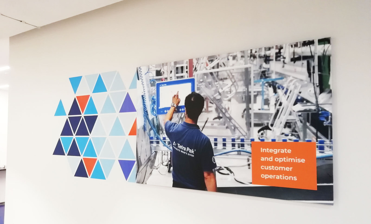 Иллюстрация из архива автора. Совмещение на стене постера на подрамнике и прямой печати на стене.