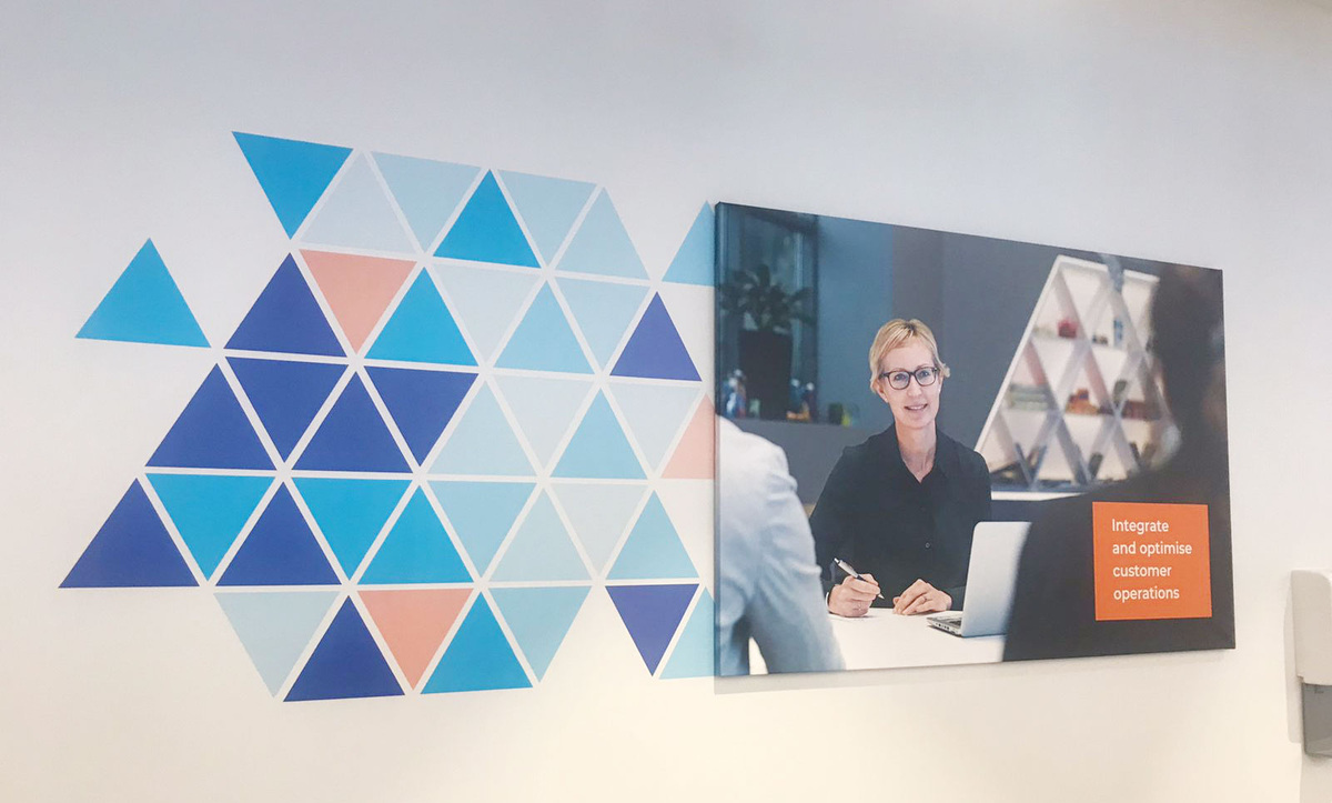 Иллюстрация из архива автора. Совмещение на стене постера на подрамнике и прямой печати на стене.