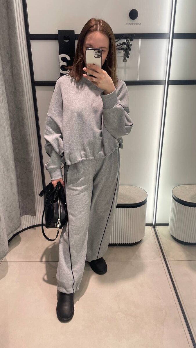 Дело было еще зимой, поэтому я в уггах. Сейчас ношу костюм с кроссовками.