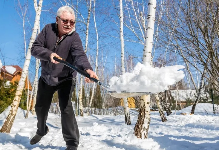 дед чистит снег