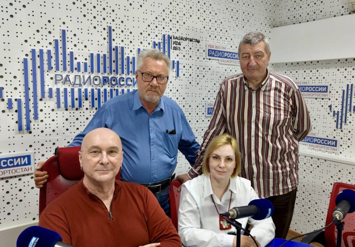    "Самовар" 9 апреля: юмор, космос, рок-н-ролл с Владимиром Кузьмичевым и Алексеем Мызгиным