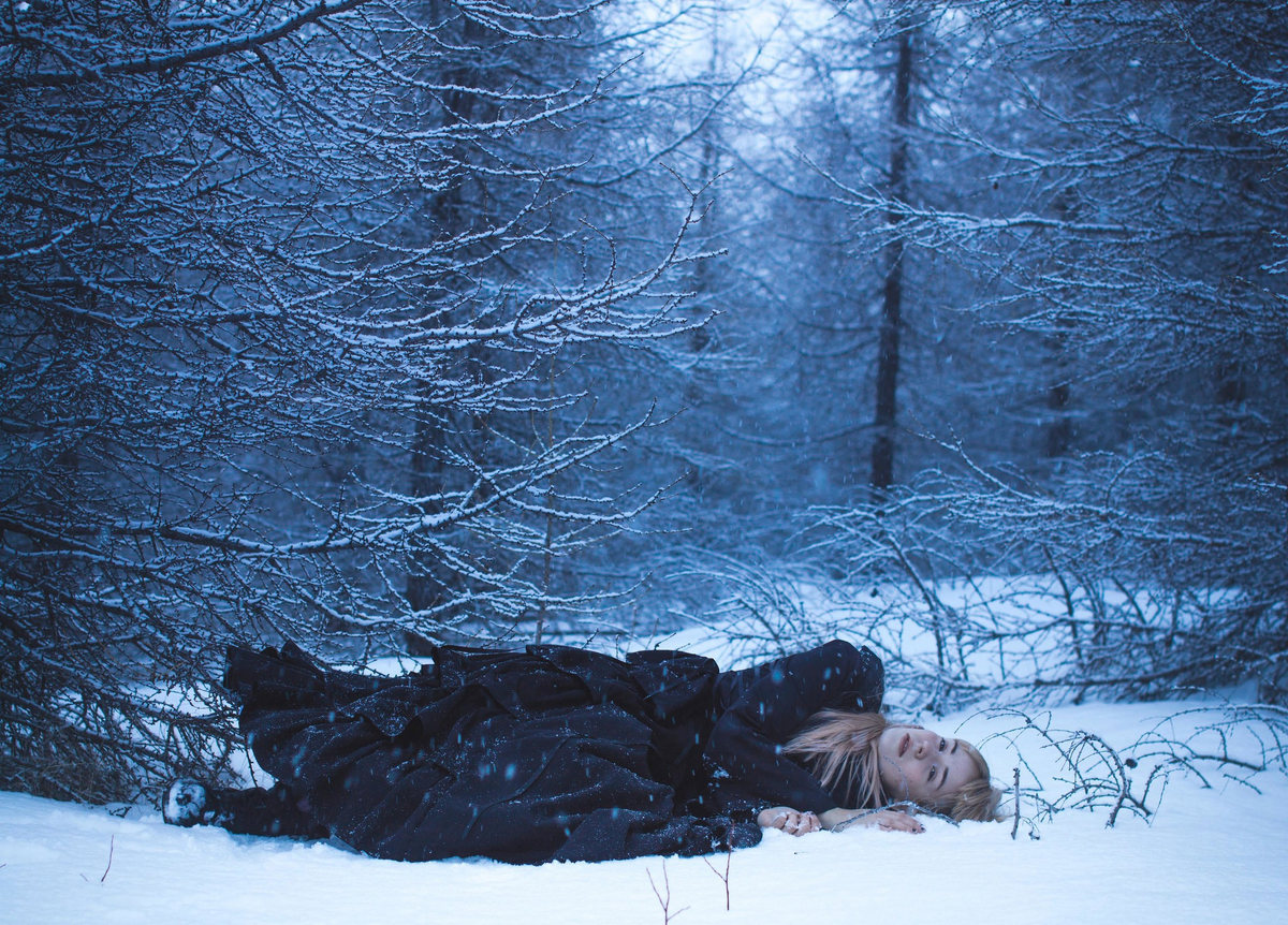 https://www.zastavki.com/pictures/originals/2015/Girls_Blonde_lies_on_the_snow_in_the_forest_095130_.jpg Иллюстрация