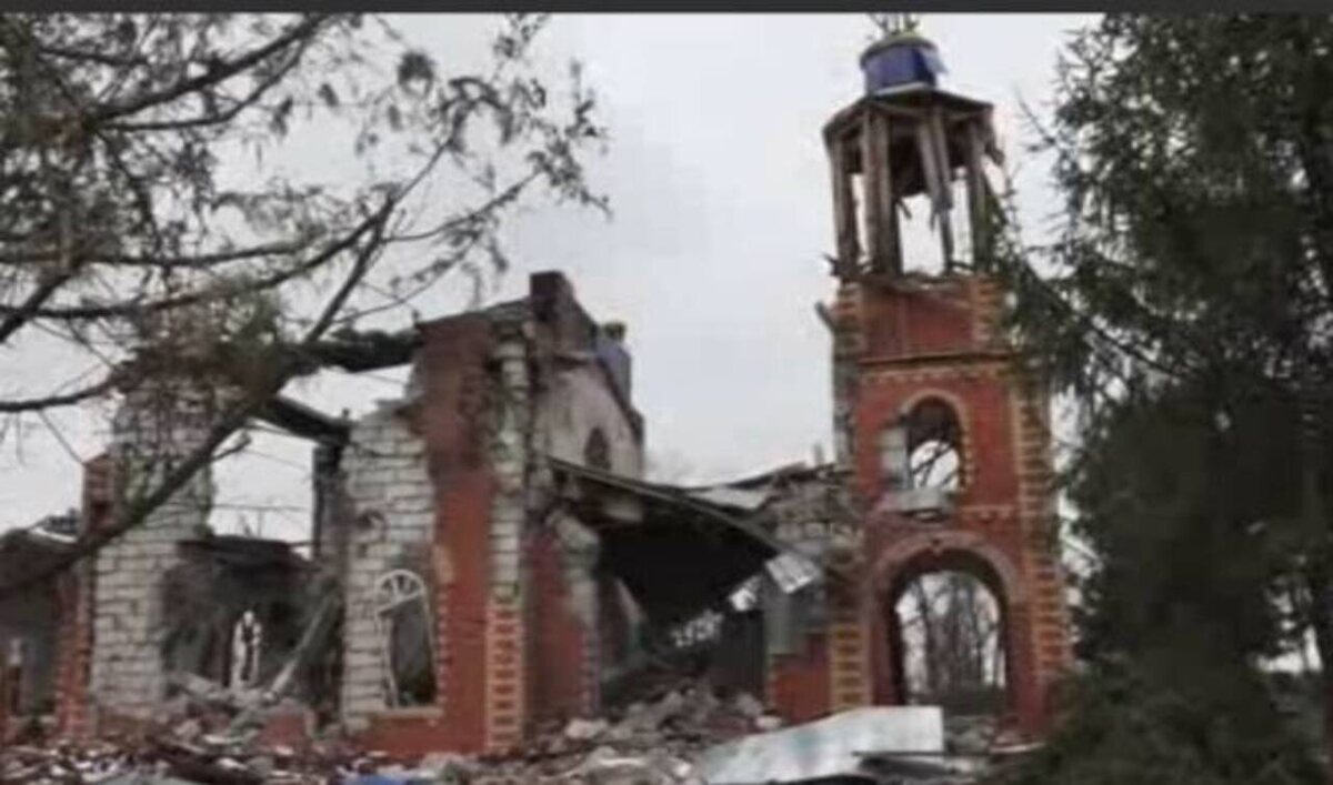    В колонии у Малой Локни в Курской области установили поклонный крест