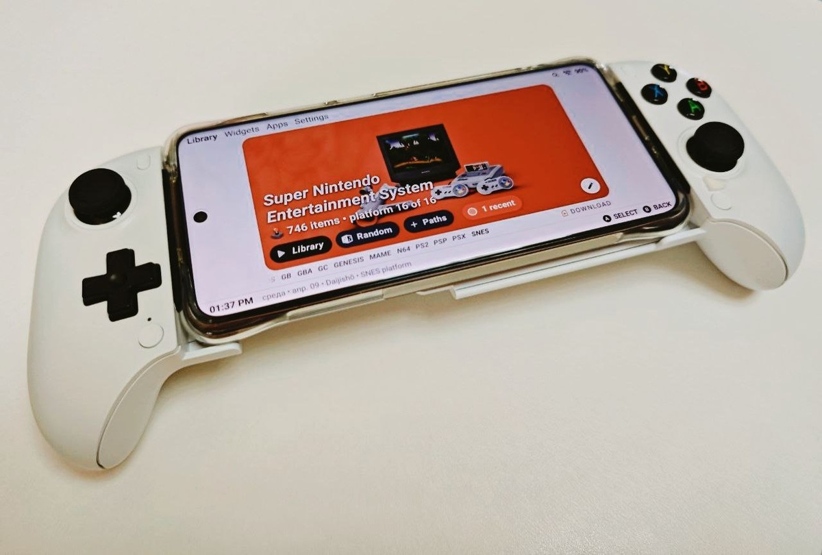 Знакомый дизайн геймпада.