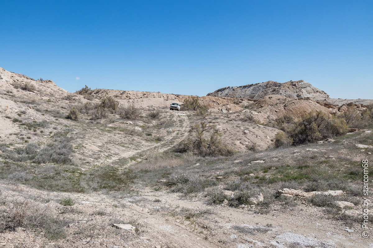 Белка в тупике. В каньон идти налево, к урочищу - за Белку дальше по следам колеи