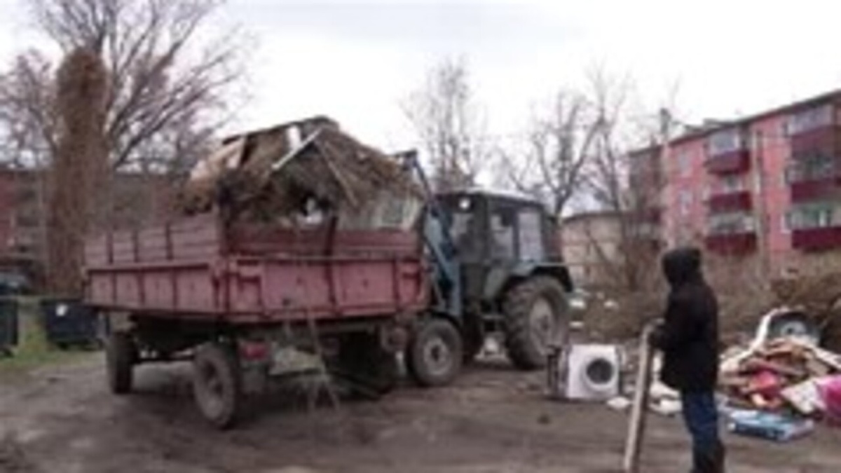     В Курске двор на улице Дружбы крепко подружился с мусором