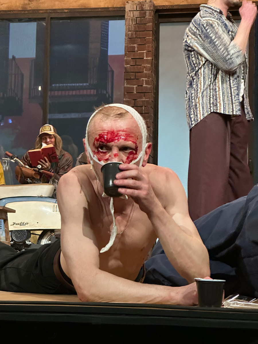 Сцена из спектакля «Дон Кихот» в театре Наций. Фото автора.