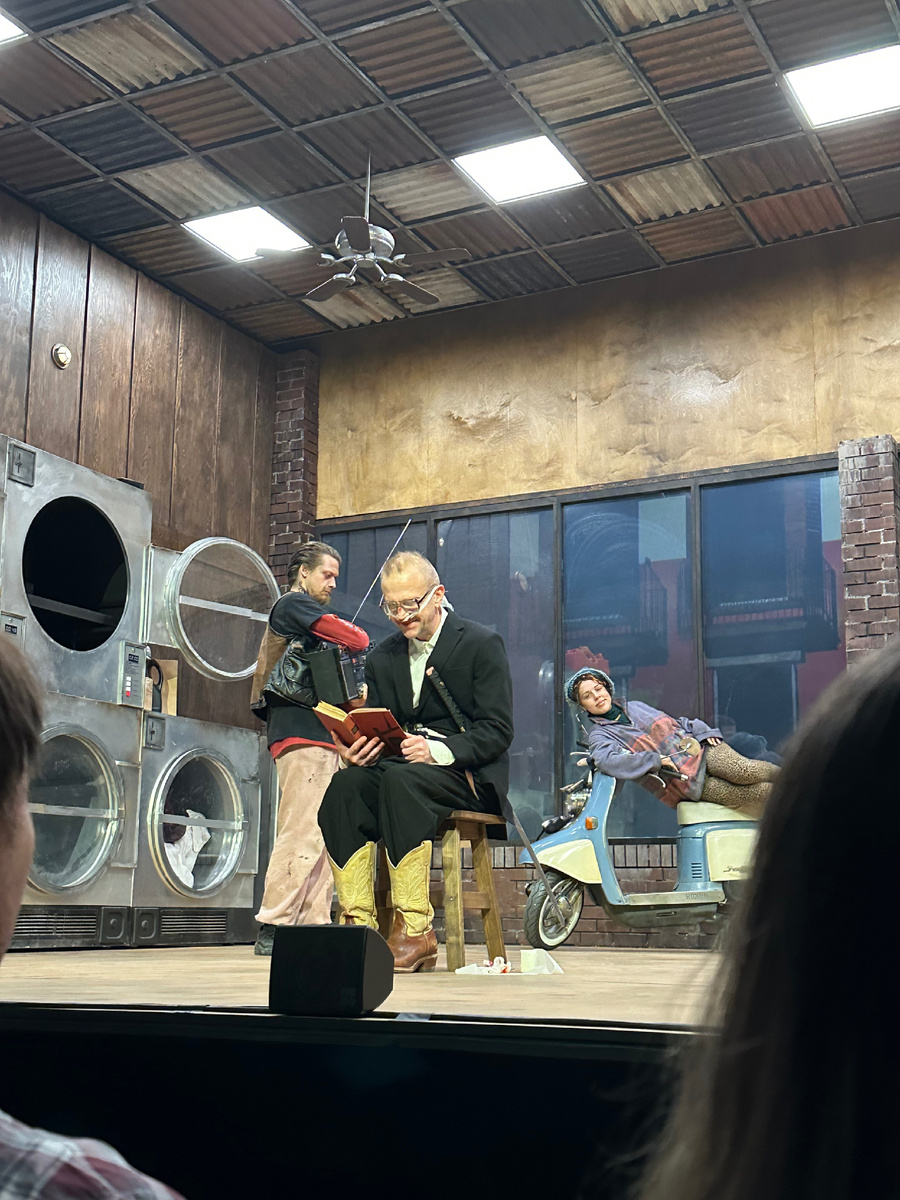 Сцена из спектакля «Дон Кихот» в театре Наций. Фото автора.