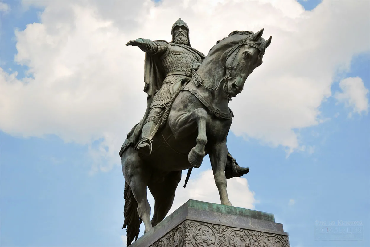 Памятник Юрию Долгорукому