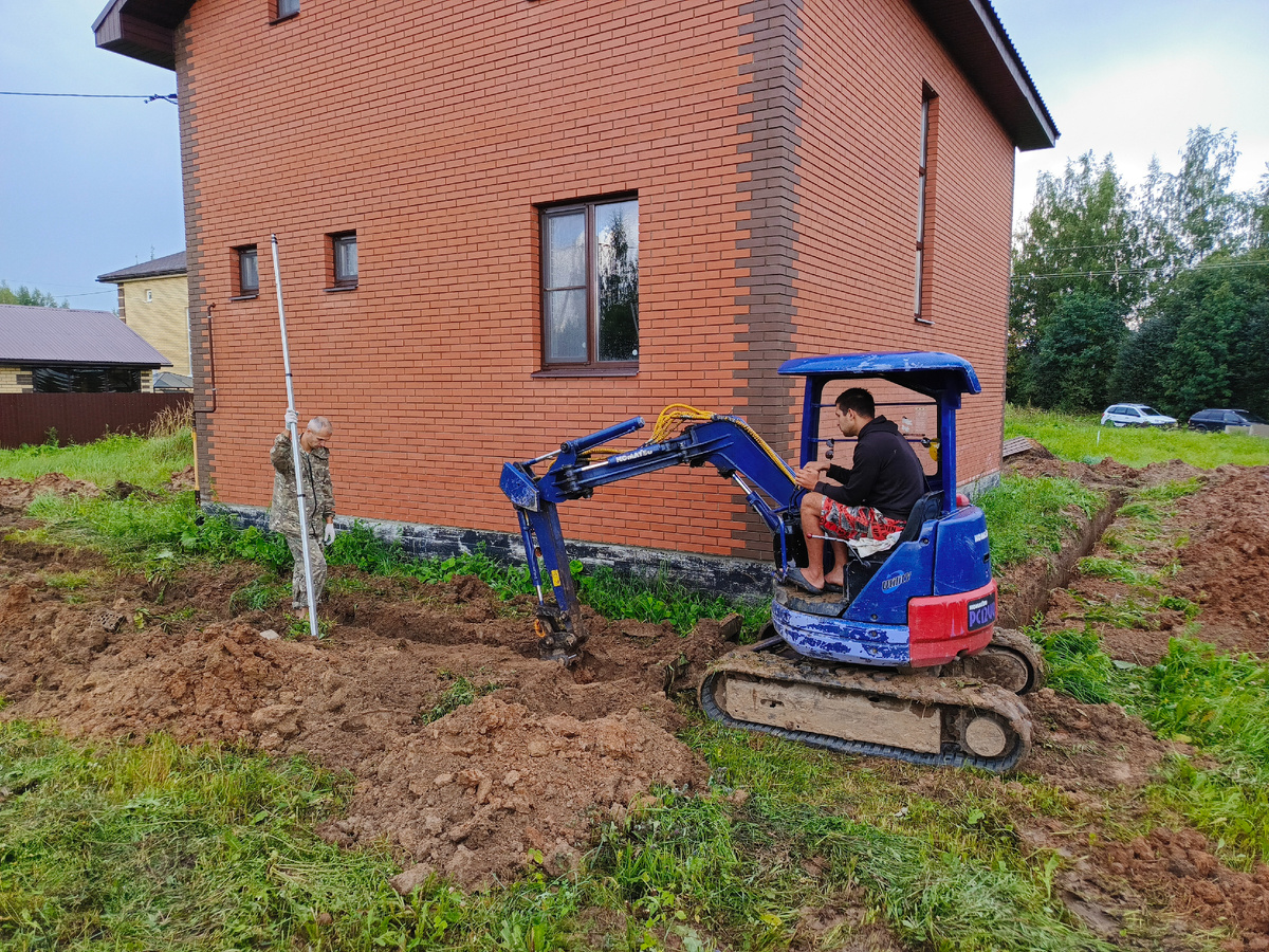 Так происходит копка траншей под дренаж