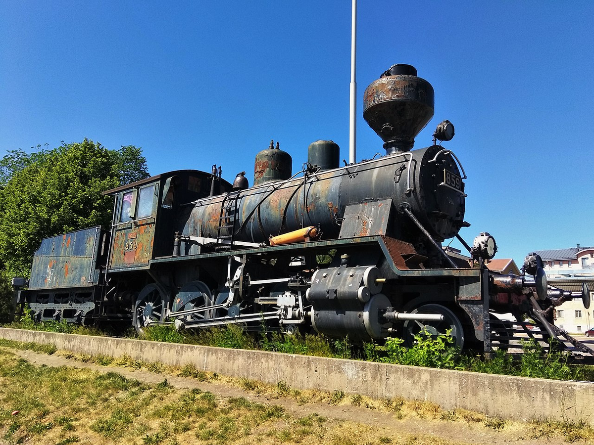 Паровоз-памятник Tk3 на станции Коувола, произведен заводом Locomo в 1929 году. Источник фото: ru.wikipedia.org Авторство: Ecliptics. Собственная работа, CC BY-SA 4.0, https://commons.wikimedia.org/w/index.php?curid=69919413