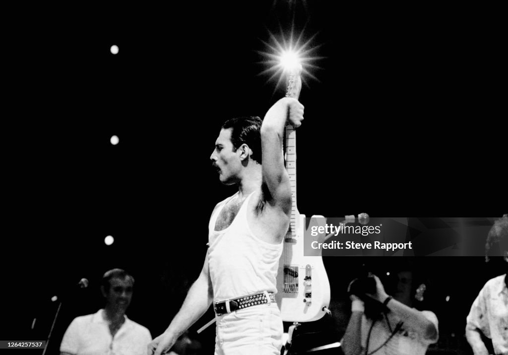 https://www.gettyimages.de/detail/nachrichtenfoto/rock-musician-freddie-mercury-of-the-group-queen-live-nachrichtenfoto/1264257537