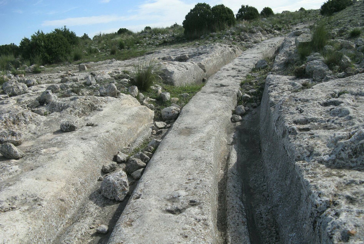 Здесь когда-то ездили великаны на повозках? (Фото: mtdata.ru).