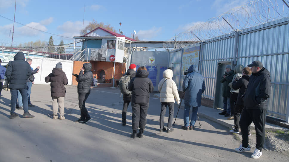 Журналисты начали собираться у исправительной колонии №4 в белгородской Алексеевке примерно с 7:00 9 апреля.📷Фото: Андрей Архипов / Коммерсантъ