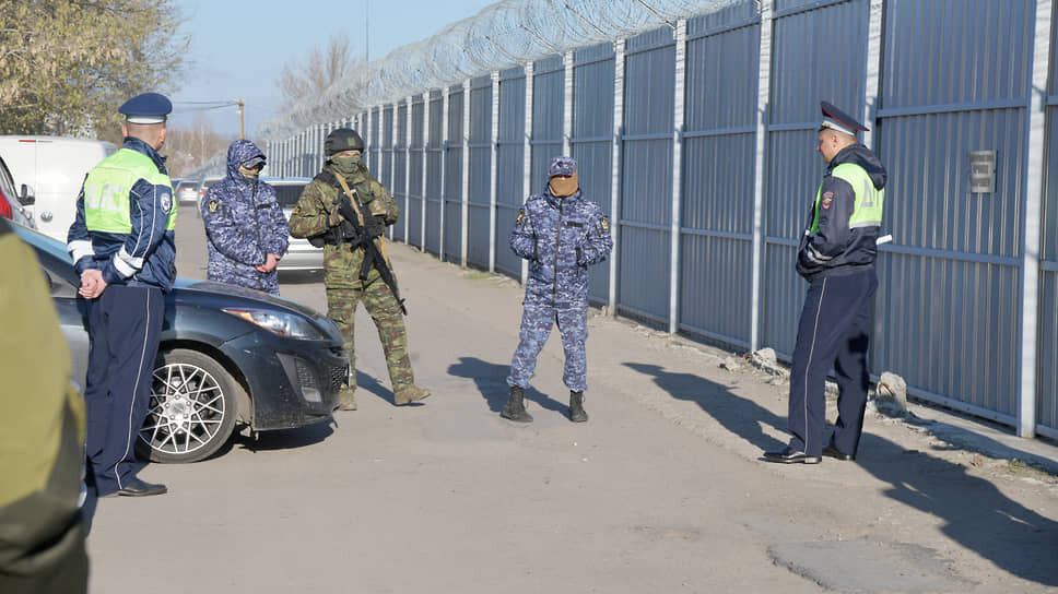 До начала рабочего дня примерно в 100 м от главного пропускного пункта дежурили наряд ДПС и сотрудники ОМОН. Они пропускали только сотрудников УФСИН.📷Фото: Андрей Архипов / Коммерсантъ