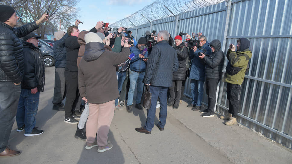 После начала рабочего дня — после 8:00 — оцепление сняли, и журналисты собрались у главного входа.📷Фото: Андрей Архипов / Коммерсантъ