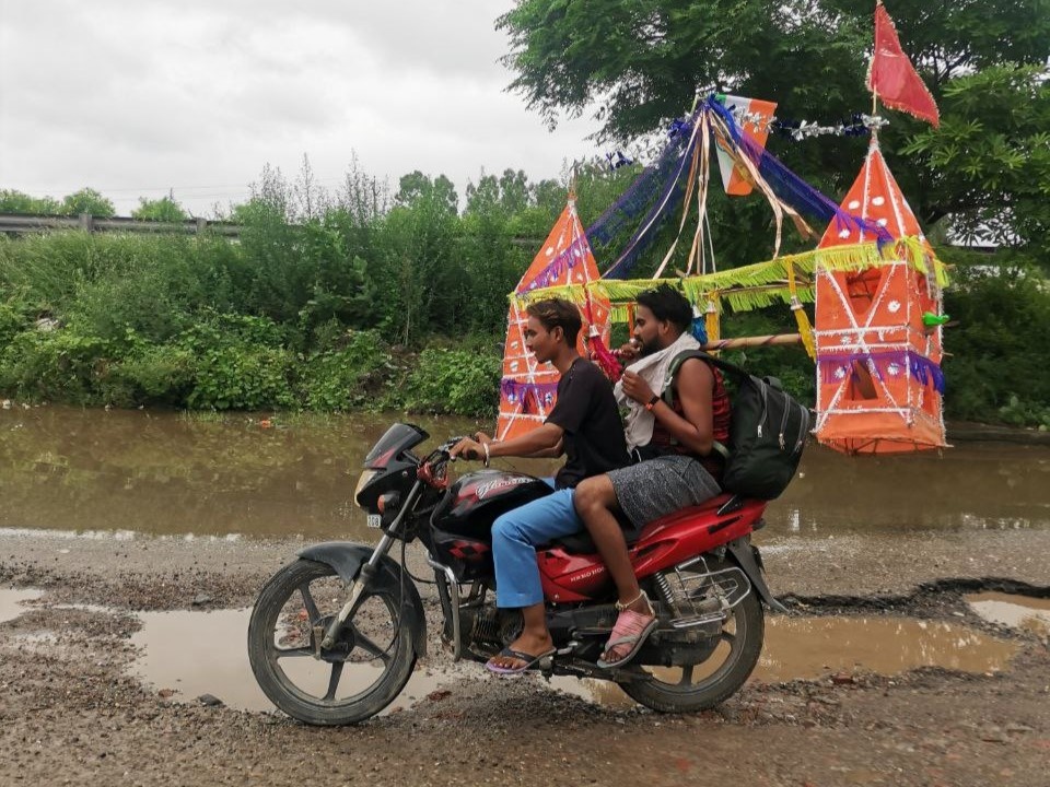 Попали в какой-то праздник, целый день ехали в окружении разноцветных людей с флажками и гирляндами