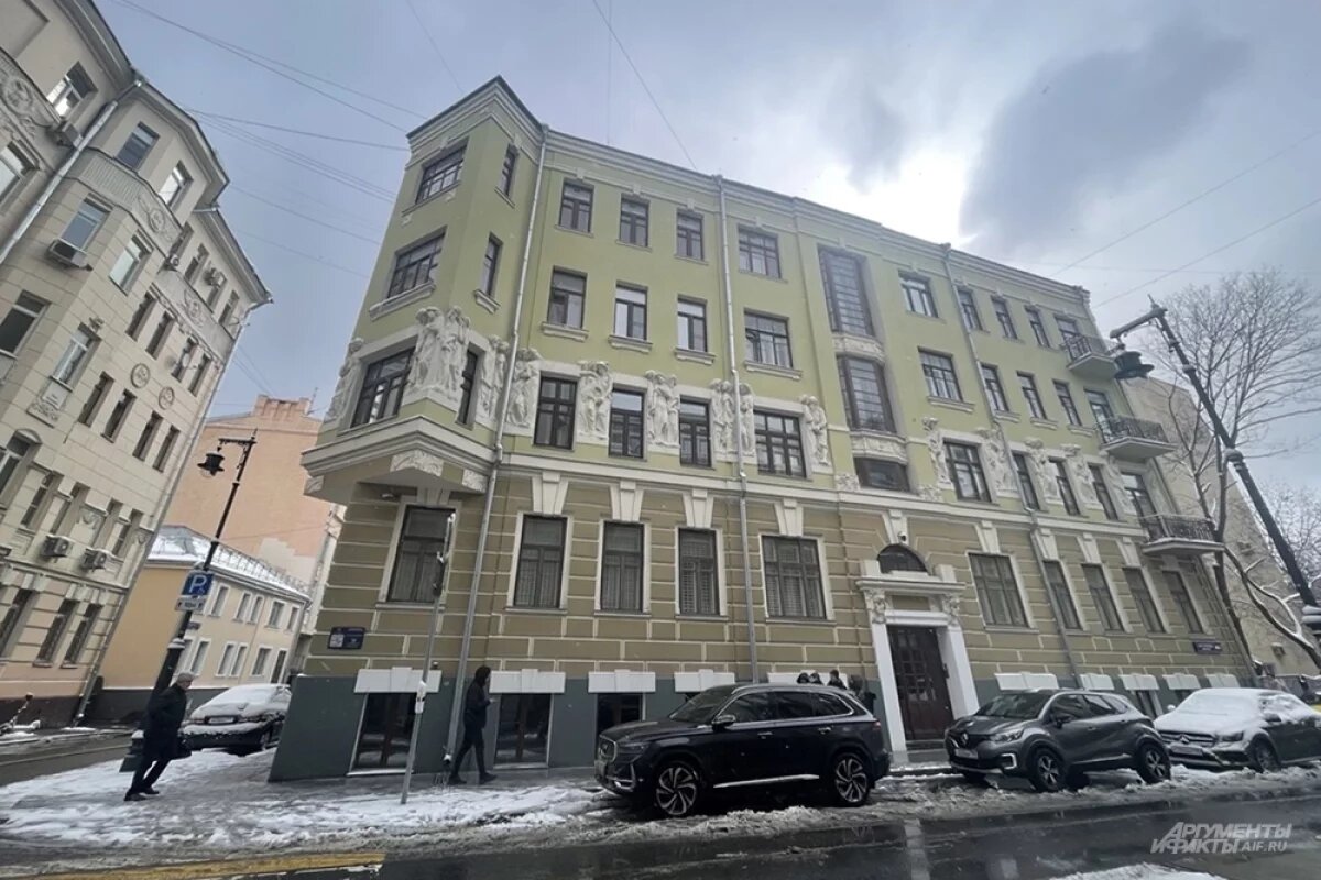    Дочь Михаила Ефремова выгнала из подъезда журналистов, ждавших ее отца