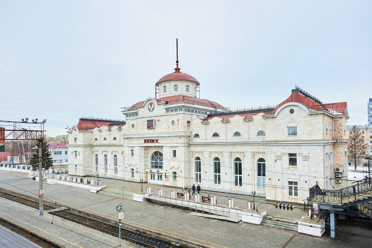 Здание железнодорожного вокзала со стороны перона. Фото автора © Ю.А. Карачев 2025 год,                       
 Сайты: ykarachev.ru Фото и Жизнь 2025 год.приобрести фото можно на https://lori.ru/Karachev