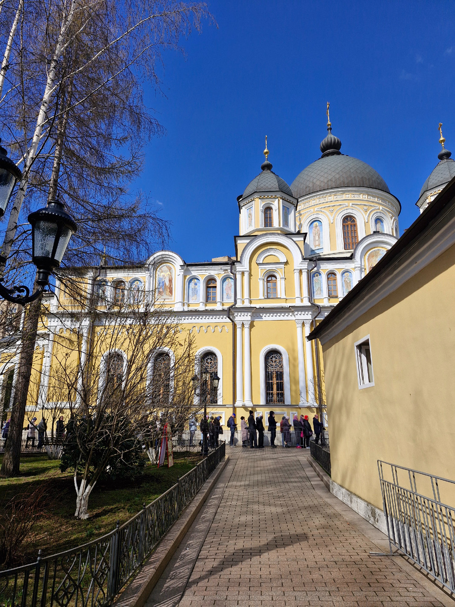 Покровский женский монастырь и очередь вокруг храма к мощам, апрель 2025 года