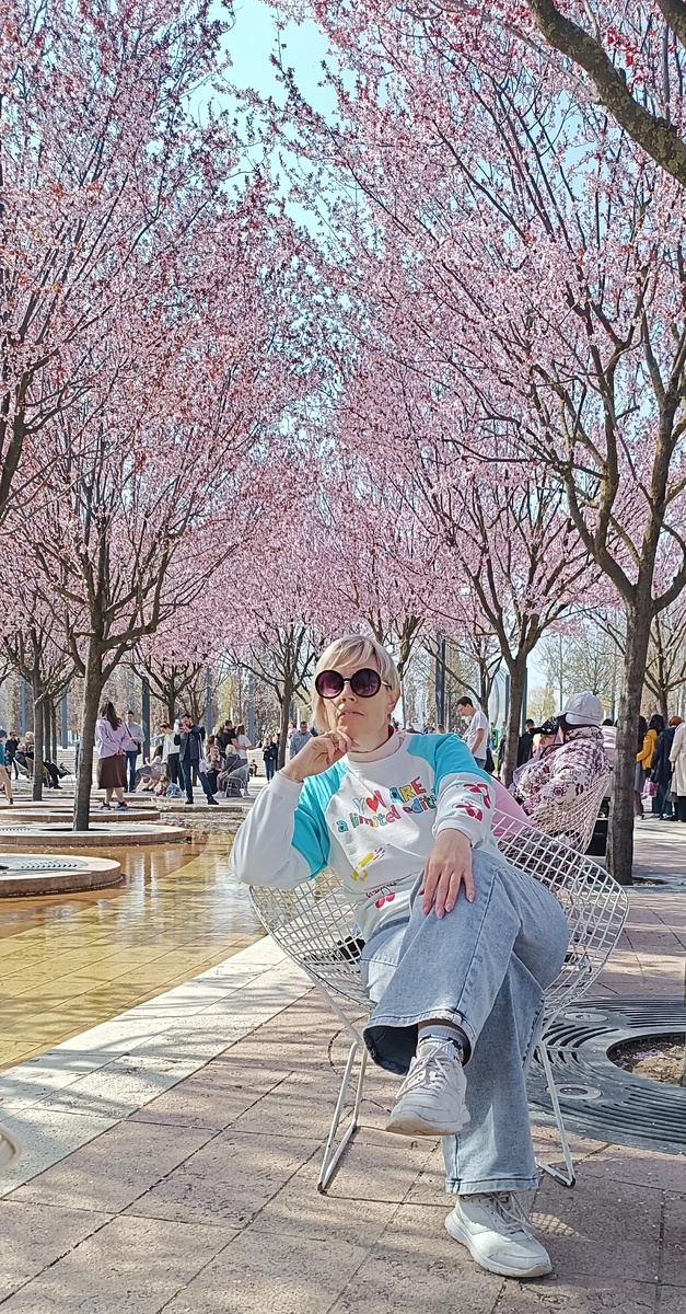 Красиво, но иллюзорно. Чуть дунет ветер, и нет этой красоты. Так бывает.