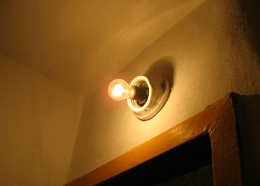 Лампочка в подъезде (иллюстрация из открытых источников)