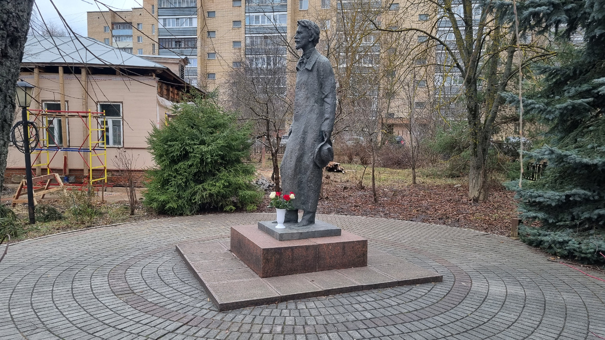 На фото: «Музей писем им. Чехова» и памятник поэту